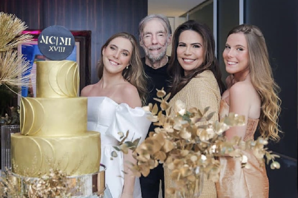 Maria Cecília e Maria Eduarda: festa de 18 anos ao lado dos orgulhosos papais, Alexandre Montenegro e Andrea Rios(Foto: Arquivo familiar )