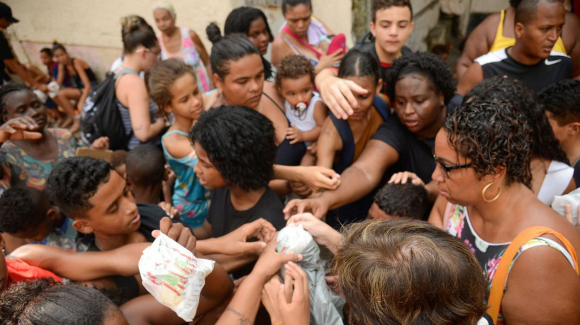 Rio de Janeiro (RJ), 27/09/2023 – Crianças recebem doces de devotos no dia de São Cosme e Damião, no Andaraí, zona norte da capital fluminense. Foto: Tomaz Silva/Agência Brasil