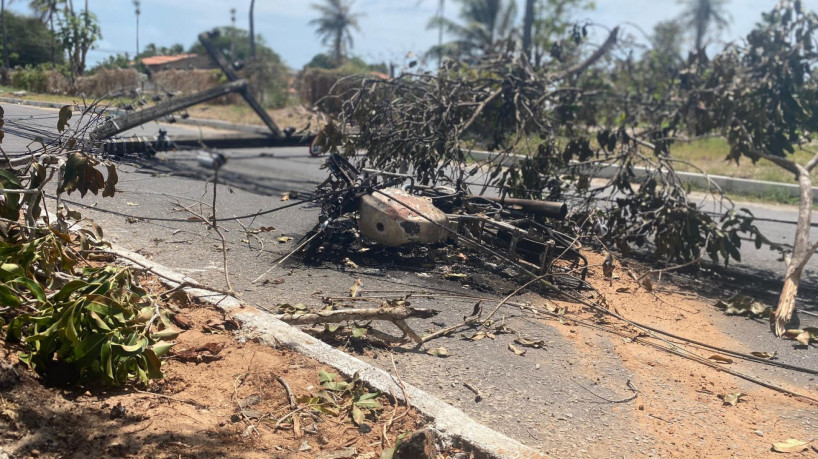 Motocicleta ficou destruída durante acidente com caminhão que derrubou três postes 