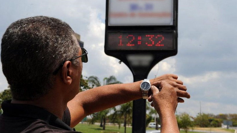 Prática fazia com que algumas cidades do país adiantassem o relógio em 1 hora