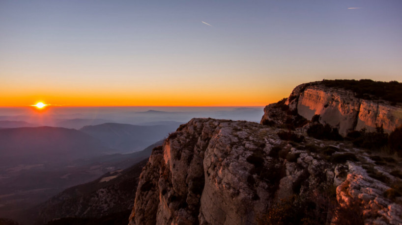 Além de contemplar um belo pôr do sol, em Lleida você também pode visitar um dos Parques Nacionais em Aigüestortes i Estany de Sant Maurici (Imagem: AlbertoGonzalez | Shutterstock)