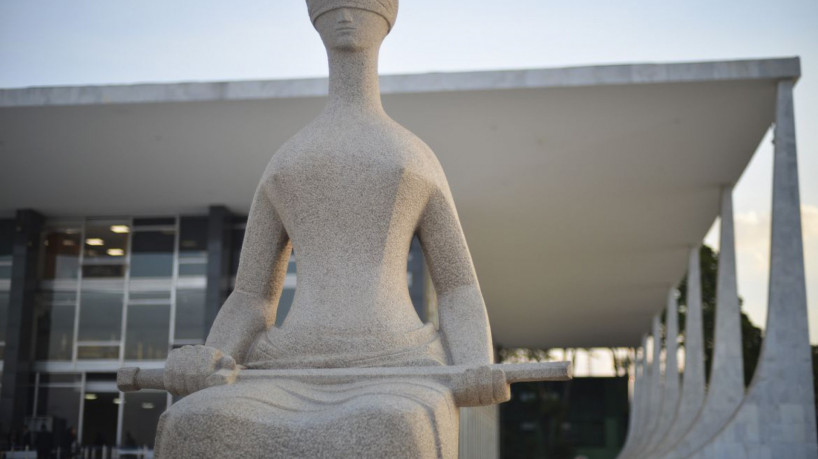 Fachada do Supremo Tribunal Federal (STF) com estátua A Justiça, de Alfredo Ceschiatti, em primeiro plano.