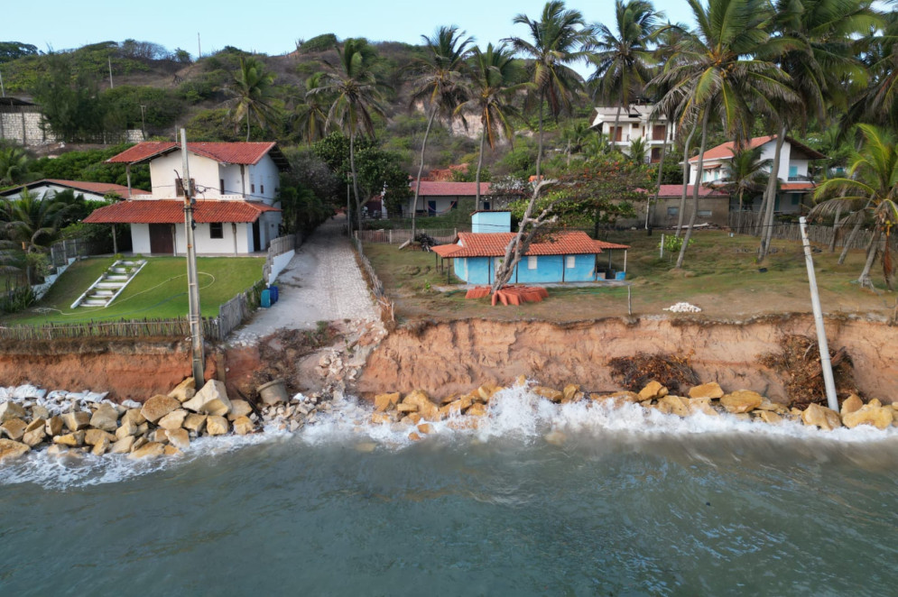 O MAR tem avançado na Praia da Peroba, no município de Icapuí, e em boa parte do litoral cearense (Foto: Acervo / Sergio Carvalho )