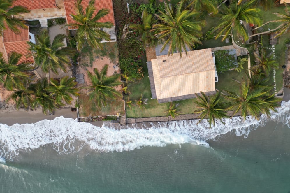 Vista aérea do litoral de Icapuí mostra o avanço do mar na Praia da Peroba(Foto: Sergio Carvalho / Especial para O POVO)