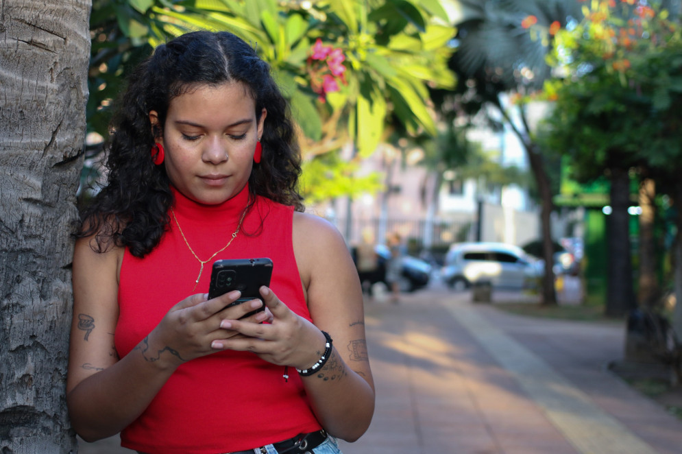 Tayná Pantoja admite ter dificuldade de sair de casa sem o celular(Foto: Yuri Allen/Especial para O Povo)