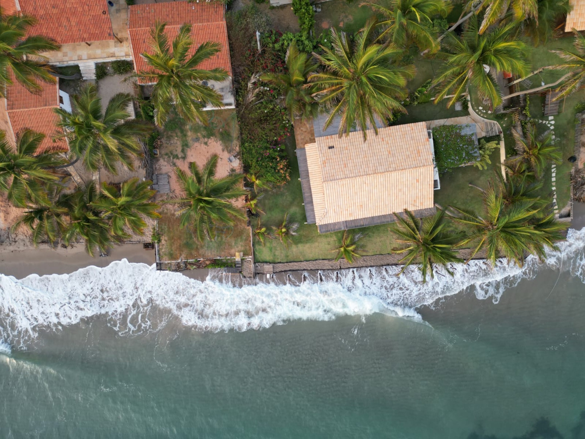 ￼VISTA aérea do litoral de Icapuí; avanço do mar na Praia da Peroba  (Foto: Sergio Carvalho / Especial para O POVO)