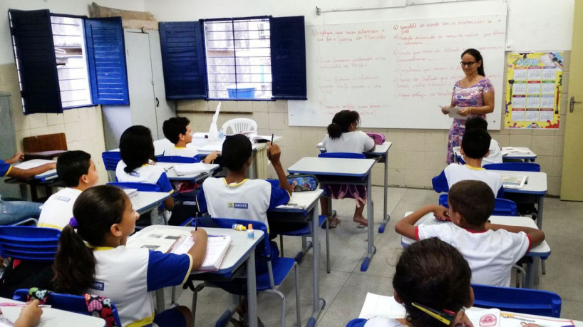 Recife – Alunos da Escola Municipal Abílio Gomes, na capital pernambucana, usam livros didáticos que podem ser proibidos pela Câmara de Vereadores (Sumaia Vilela / Agência Brasil)