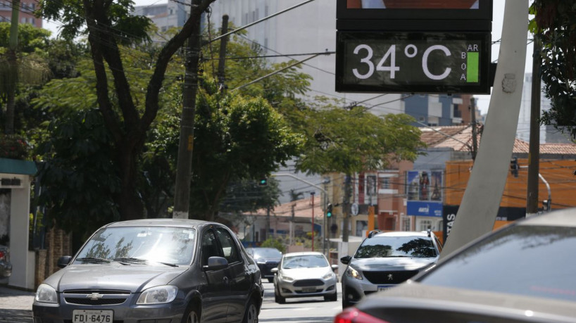 Com calor extremo, acesso à água é desafio para quem vive na rua