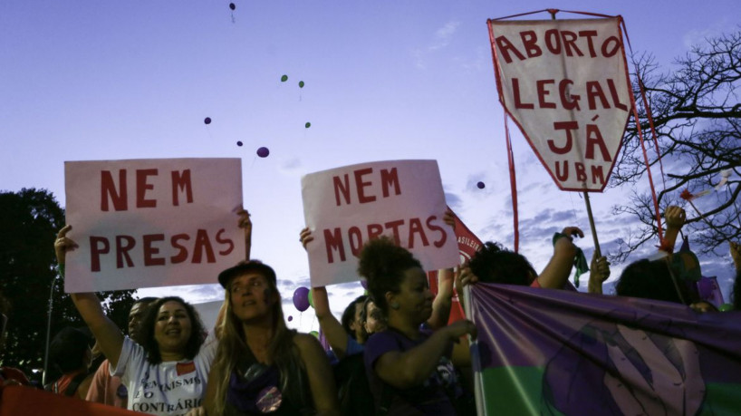 Participantes do Festival Pela Vida das Mulheres caminham do Museu Nacional da República até o Supremo Tribunal Federal (STF). Em frente à Corte, as ativistas fizeram um ato em defesa da descriminalização do aborto. 