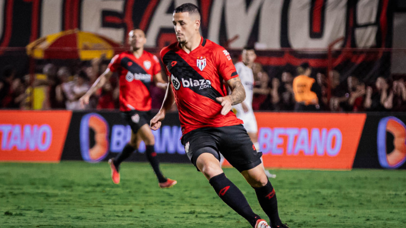 Matheus Peixoto em partida pelo Atlético Goianiense