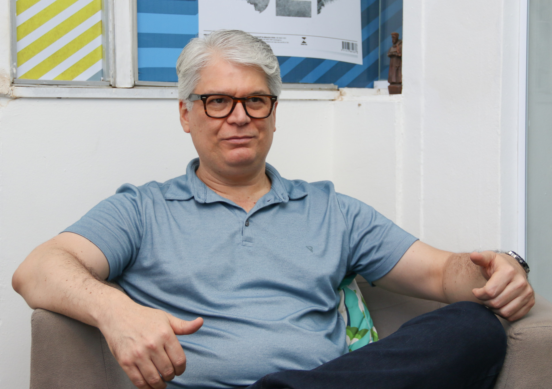 O galerista Leonardo Leal comanda espaço cultural em Fortaleza que acolhe obras de artistas cearenses e do Brasil (Foto: Yuri Allen/Especial para O Povo)