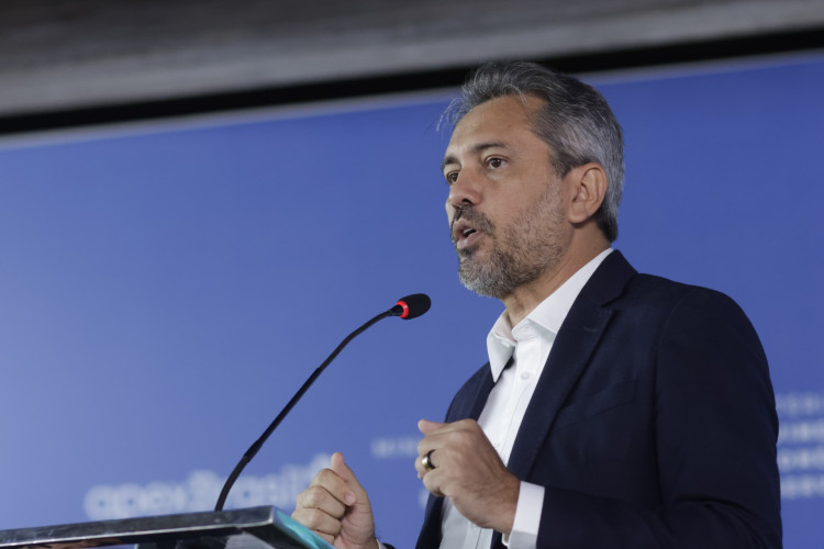 Elmano critica posição das empresas de cabos e internet(Foto: Aurélio Alves/O POVO)