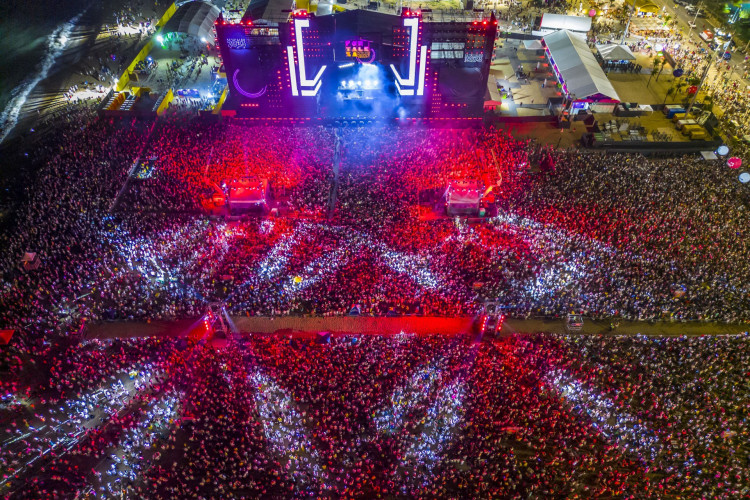 Réveillon 2024 terá drones ao invés de fogos de artifício segundo informou o prefeito José Sarto (PDT) ao O POVO. Na foto, apresentação do ano anterior no Aterro da Praia de Iracema