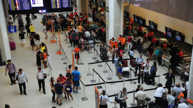 Passageiros embarcam para o feriado de carnaval no Aeroporto Santos Dumont (Fernando Frazão/Agência Brasil)