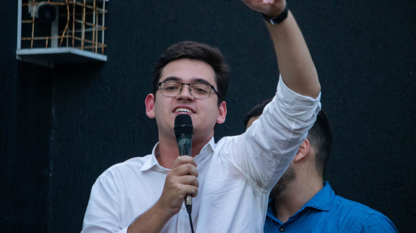 O deputado estadual Carmelo Neto tem como trunfo a expressiva votação na Capital em 2022. Ele adota discurso menos radical que o de André Fernandes
