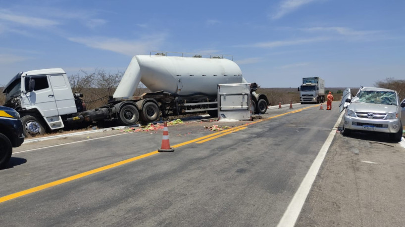 No km 225 da BR-1acidente envolvendo um caminhão e dois automóveis deixou via parcialmente interditada