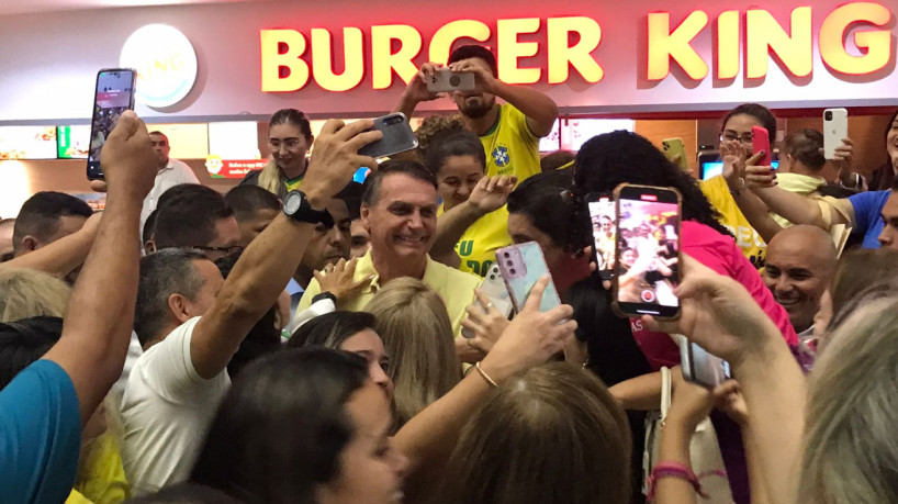 Bolsonaro cercado por apoiadores após comer pizza no shopping Iguatemi Bosque em Fortaleza