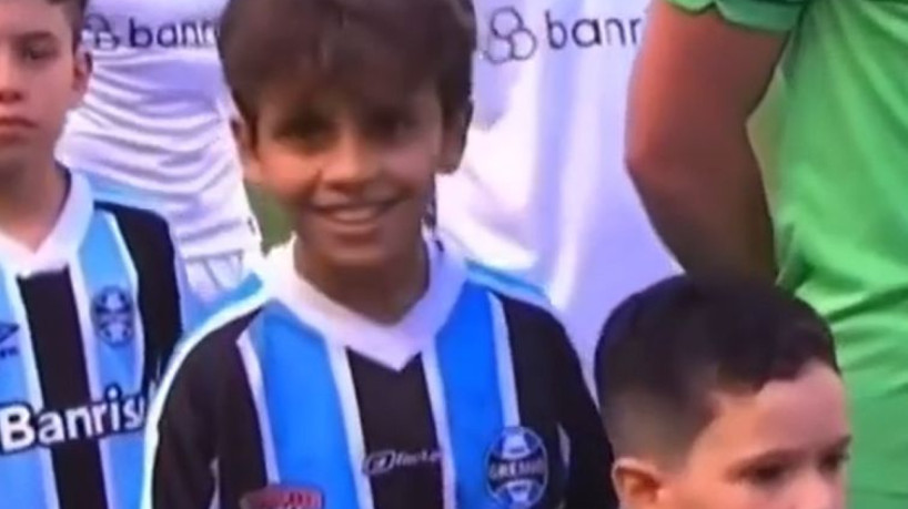 Garotinho levantou uniforme do Grêmio e exibiu camisa do Fortaleza por baixo