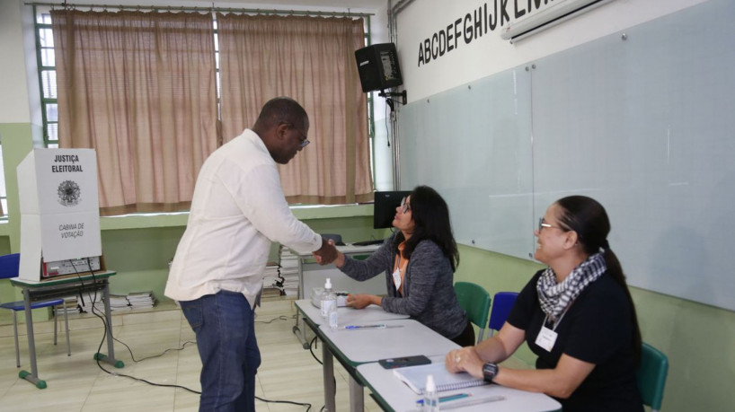 São Paulo (SP) 01/10/2023 - Ministro Silvio Almeida vota em São Paulo para o Conselho Tutelar, na Escola Municipal de Ensino Fundamental (EMEF) Martin Francisco Ribeiro de Andrada, na Vila Mazzei (SP).  
Foto Paulo Pinto/Agencia Brasil
 
