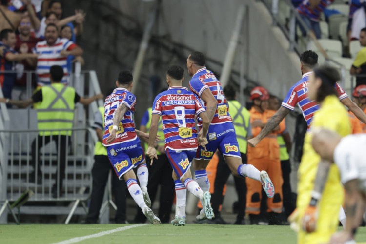 Jogadores do Fortaleza comemoram gol no jogo Fortaleza x Corinthians, no Castelão, pela semifinal da Copa Sul-Americana 2023