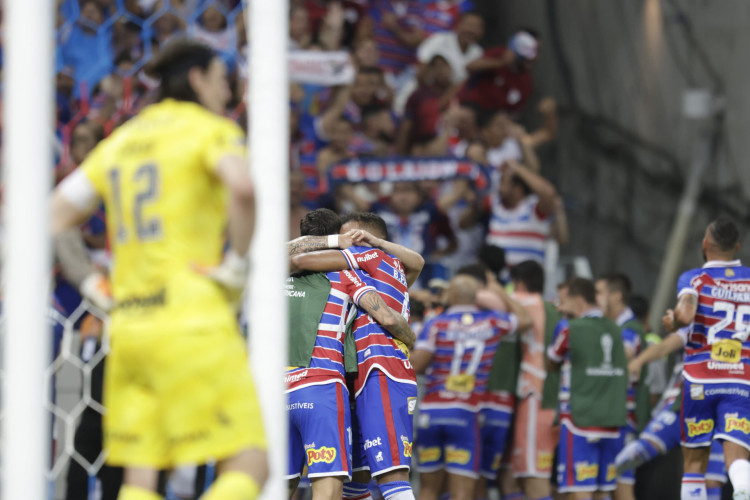 Jogadores do Fortaleza comemoram gol no jogo Fortaleza x Corinthians, no Castelão, pela semifinal da Copa Sul-Americana 2023