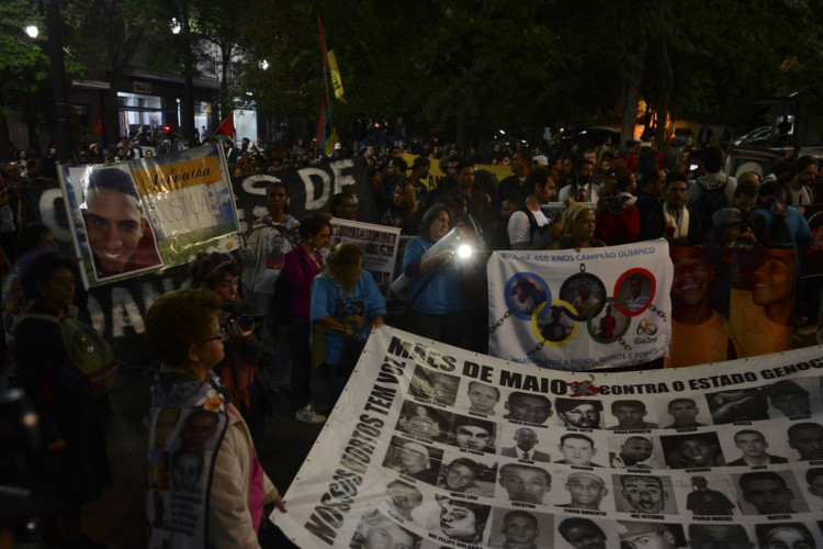 São Paulo - Uma caminhada pelas ruas do centro de São Paulo relembra os dez anos dos Crimes de Maio como ficou conhecida a série de ataques promovida por integrantes da facção criminosa Primeiro Comando da Capital  e policiais, em maio de 2006 (Rovena Rosa/Agência Brasil)