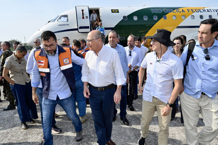 Manaus (AM), 04.10.2023 –Vice-Presidente da República, Geraldo Alckmin, acompanhado de ministros, desembarca em Manaus para visitar áreas afetadas pela forte estiagem. Foto: Cadu Gomes/VPR
