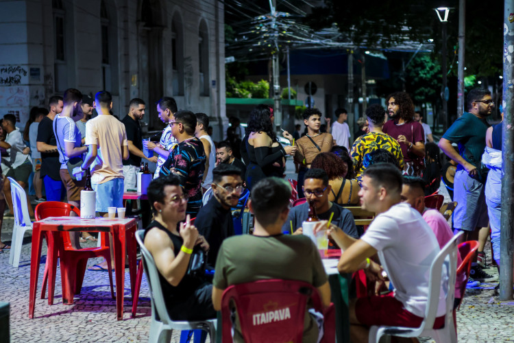 Bar Cultural Lions movimenta as noites na Praça dos Leões no Centro de Fortaleza.