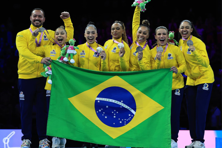 Rebeca Andrade, Flávia Saraiva, Jade Barbosa, Lorrane Oliveira e Júlia Soares conquistaram a medalha de prata por equipes no Campeonato Mundial de Ginástica Artística