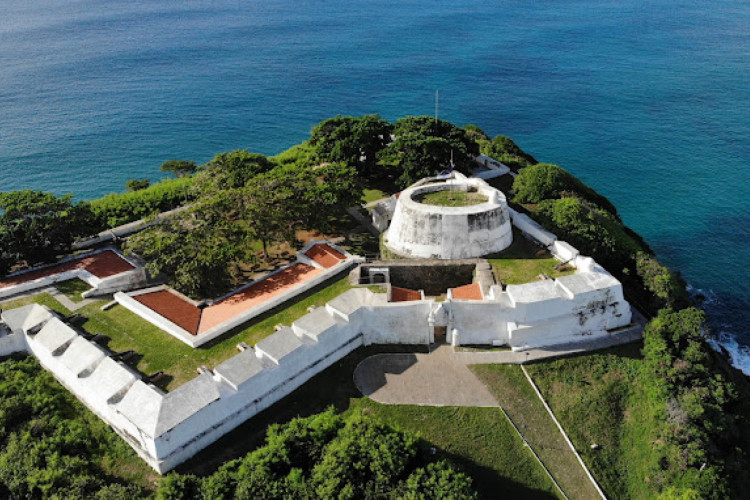 O Forte de Nossa Senhora dos Remédios de Fernando de Noronha é palco de casamento do bilionário brasileiro Henrique Duburgras