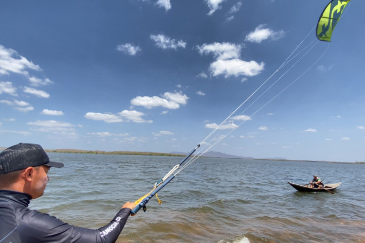 Testes buscam desenvolver a prática de kitesurfe em açude cearense