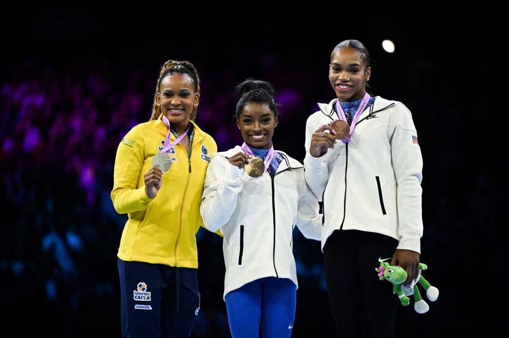 Rebeca Andrade, Simone Biles e Shilese Jones no pódio do Mundial de Ginástica Artística(Foto: Lionel BONAVENTURE / AFP)