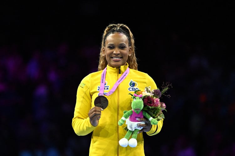 Rebeca Andrade comemorando medalha de ouro na final de salto do Mundial de Ginástica Artística