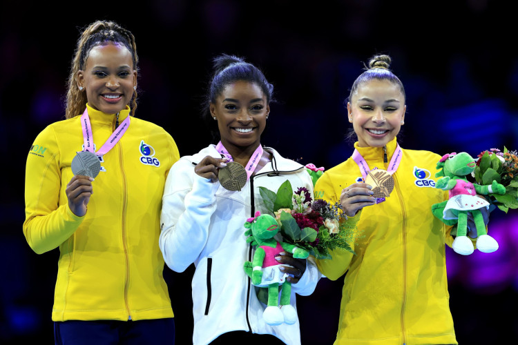 Pódio com as brasileiras Rebeca Andrade e Flávia Saraiva e americana Simone Biles