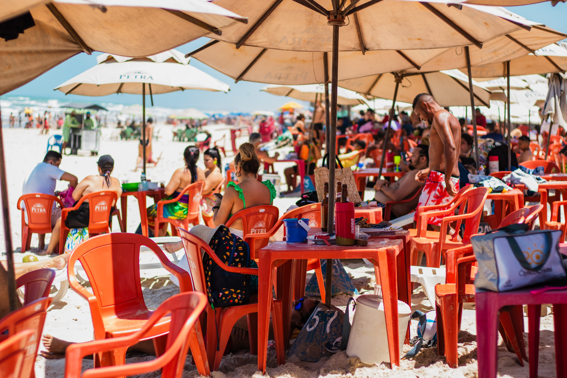 ￼Donos de barracas de praia temem perder clientes com falta de eletricidade em fins de semana e feriados (Foto: FERNANDA BARROS)