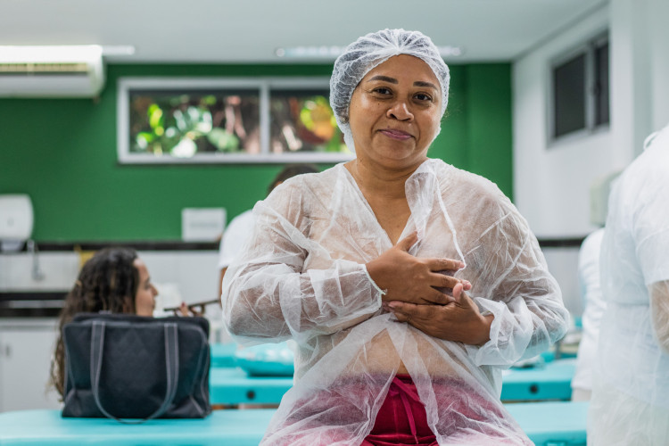 FORTALEZA, CEARÁ, BRASIL, 09-10-2023: No Outubro Rosa, o grupo Amigos do Peito realizam reconstrução de aureola com micropigmentação em mulheres que sobreviveram ao câncer de mama. (Foto: Fernanda Barros / O Povo)