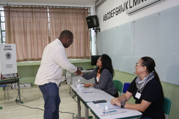 São Paulo (SP) 01/10/2023 - Ministro Silvio Almeida vota em São Paulo para o Conselho Tutelar, na Escola Municipal de Ensino Fundamental (EMEF) Martin Francisco Ribeiro de Andrada, na Vila Mazzei (SP).  
Foto Paulo Pinto/Agencia Brasil
 
