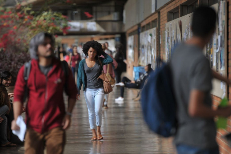 UnB foi a primeira universidade federal a adotar sistema de cotas raciais


UnB reserva vagas para negros desde o vestibular de 2004


Percentual de negros com diploma cresceu quase quatro vezes desde 2000, segundo IBGE