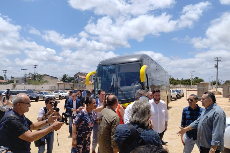 Governador e deputados chegaram de ônibus para visitar obras do Hospital Universitário