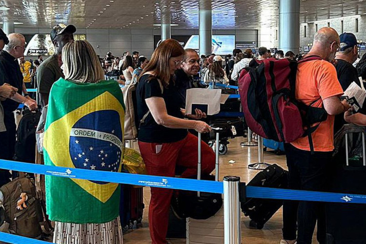 Tel Aviv, Israel – Brasileiros em Israel ao se prepararem para ser repatriados em avião da FAB