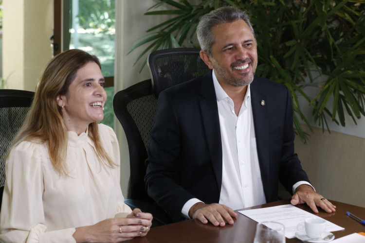 Governador Elmano de Freitas e secretária de educação Eliane Estrela, durante live