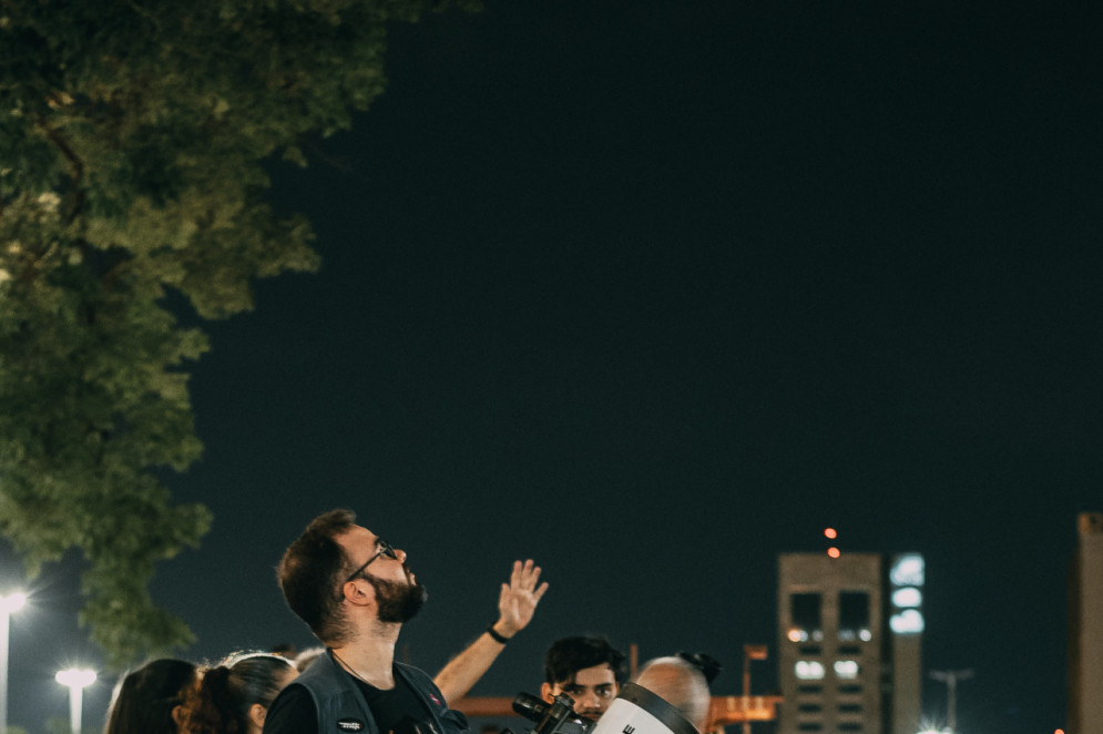 Telescópios, estandes de comida e bebida, além das oficinas e os aparatos do Sesi Lab, diversificaram o perfil de público do equipamento na última edição do Night Lab, em 5 de setembro (Foto: Claraboia Filmes)