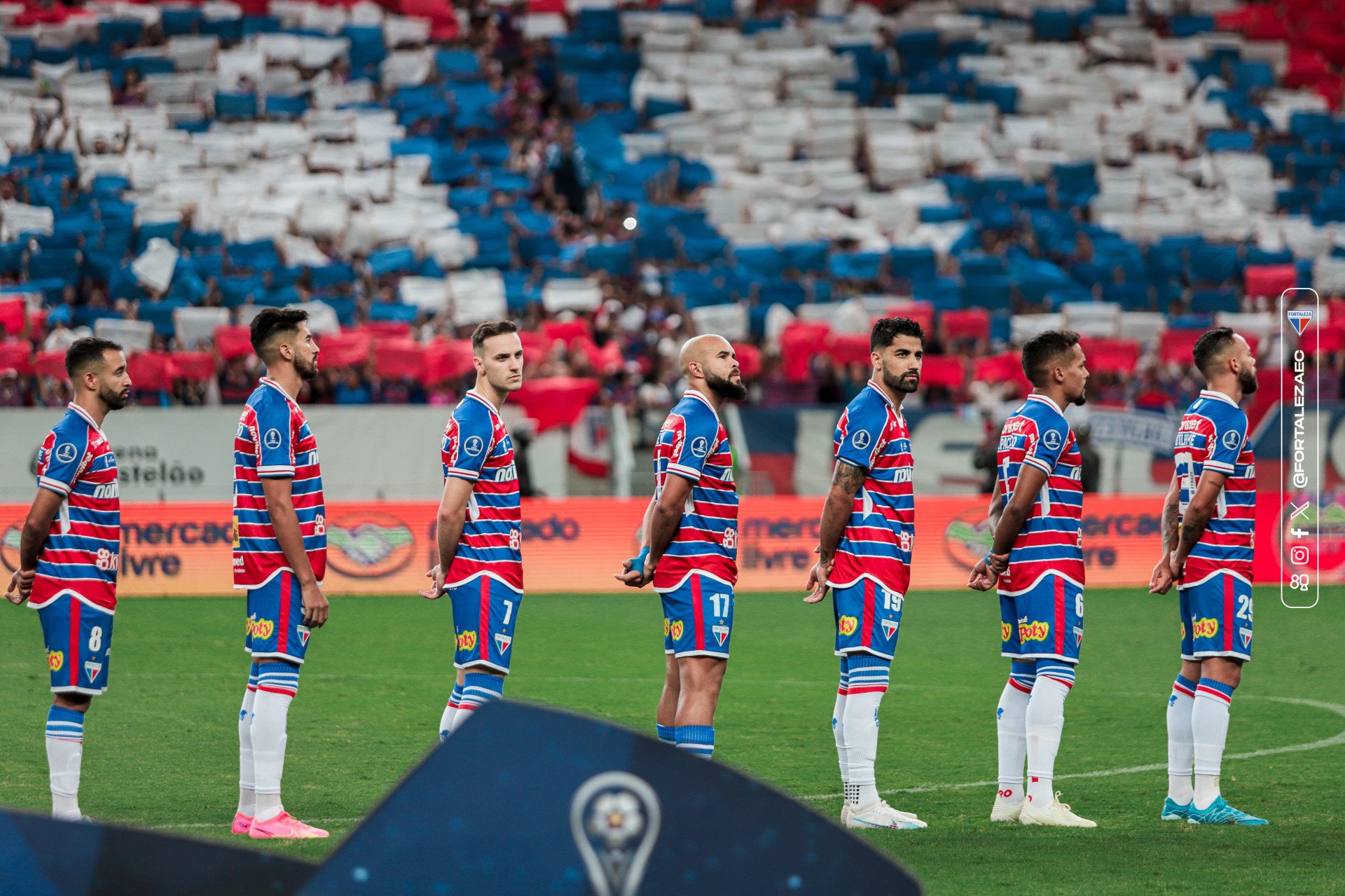 Jogadores do Fortaleza perfilados para o hino nacional durante a semifinal da Sula (Foto: Mateus Lotif/Fortaleza EC)