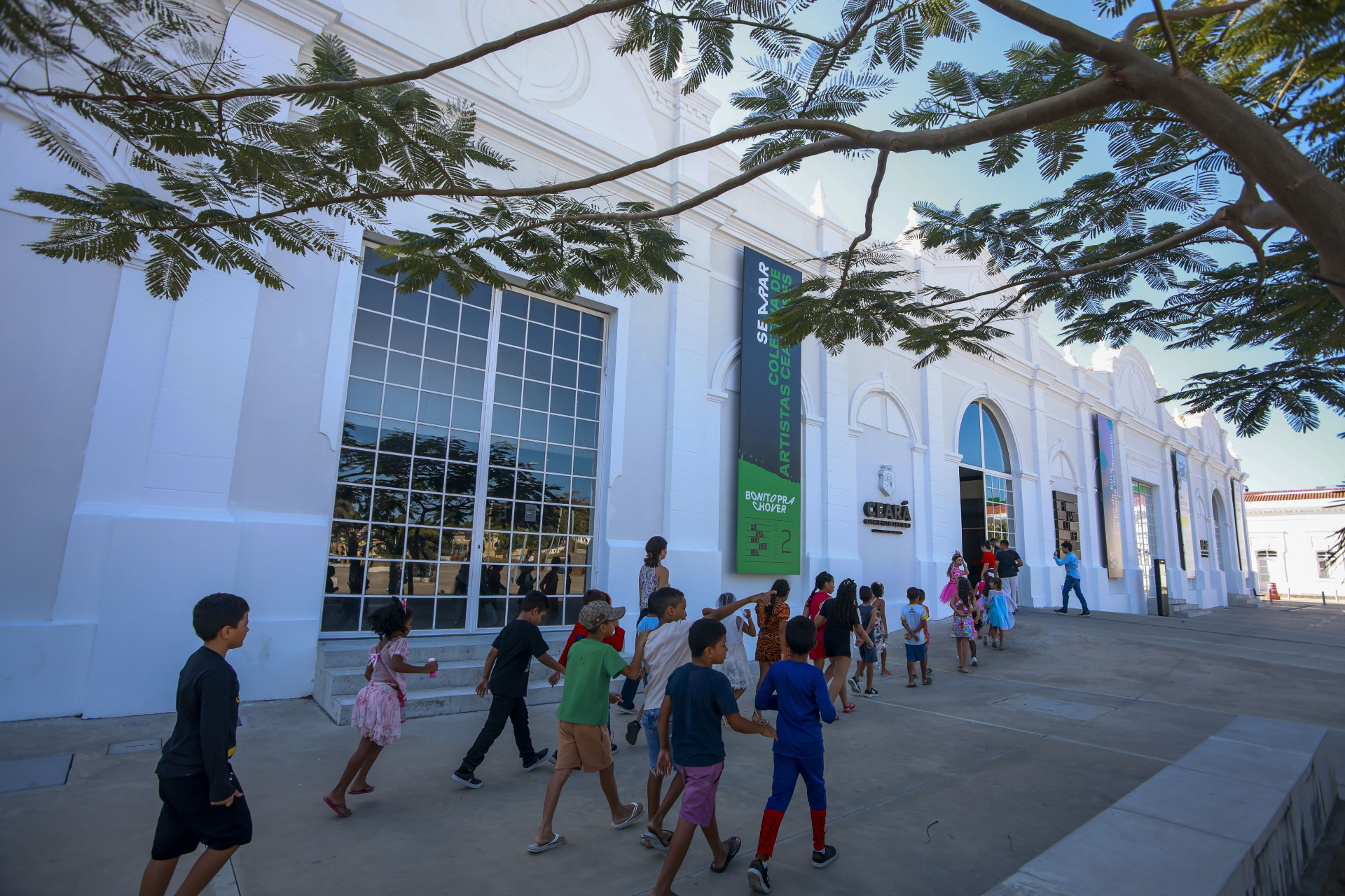 Crianças do colégio Moura Brasil conhecem a Pinacoteca do Ceará pela primeira vez na vida(Foto: FCO FONTENELE)