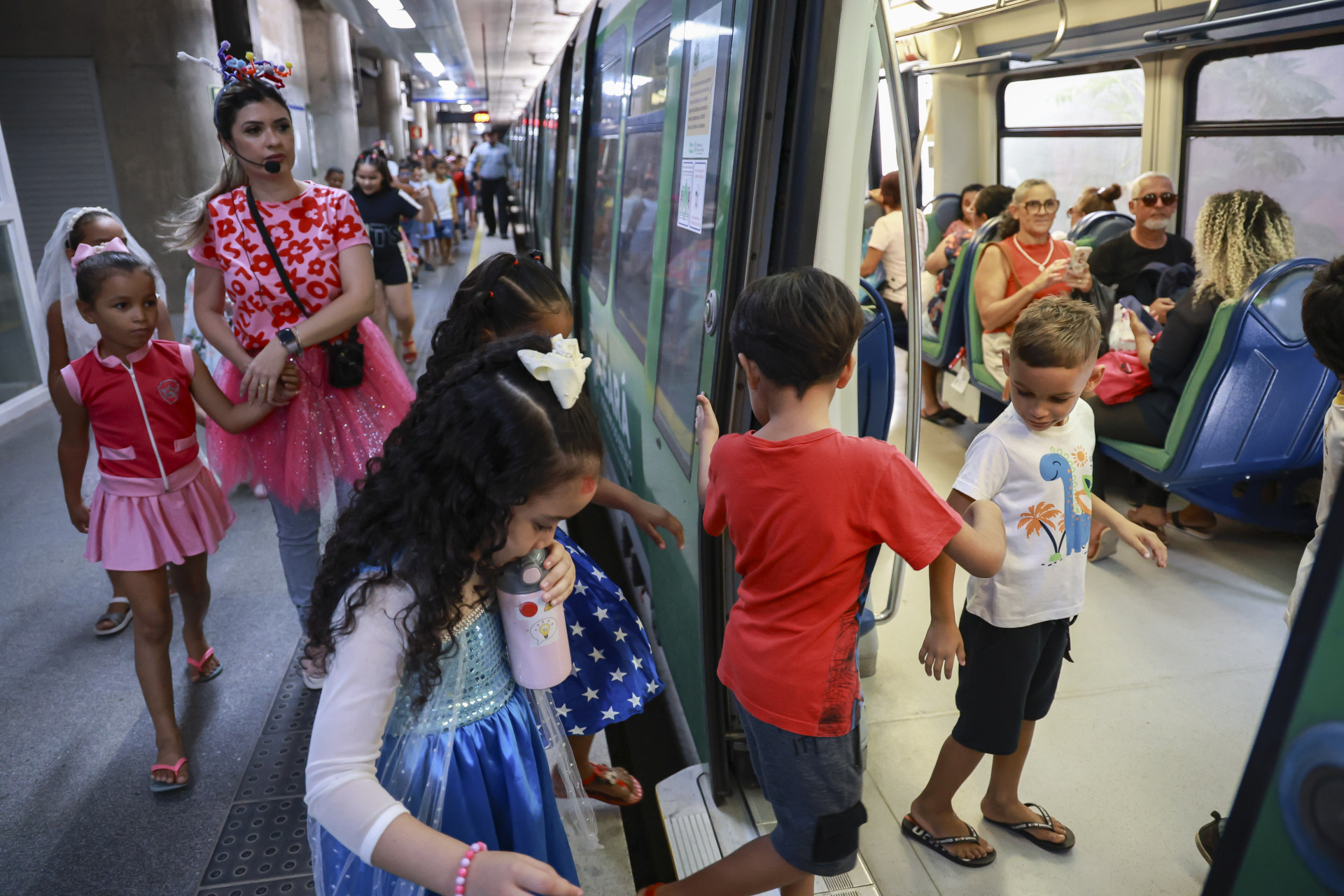 Crianças do colégio municipal Moura Brasil, em Fortaleza, brincam dentro de metrô na Linha Sul(Foto: FCO FONTENELE)