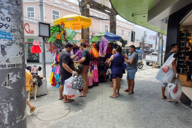 Movimentação durante feriado desta quinta, 12, no Centro de Fortaleza