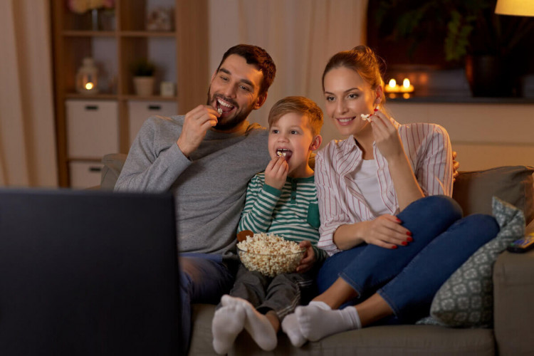 Assistir a um filme clássico em família é um ótimo programa (Imagem: Ground Picture | Shutterstock)