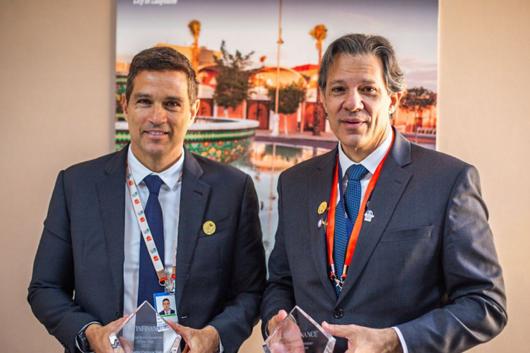 13/10/2023, Roberto Campos Neto e o ministro Fernando Haddad foram premiados como melhor Presidente de Banco Central e melhor Ministro da Fazenda. Foto: Diogo Zacarias/MF