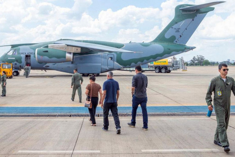 Brasília (DF), 10.10.2023 - Decolagem da aeronave KC-390 Millennium da FAB para a repatriação de brasileiros em território de Israel e Palestina. Operação Voltando em Paz.  Foto: João Risi/Audiovisual/PR