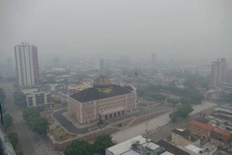 Fumaça encobre a cidade de Manaus (AM)